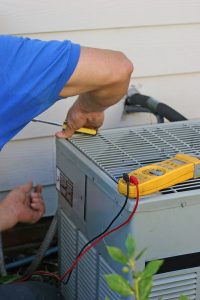 AC-tech-repairing-unit